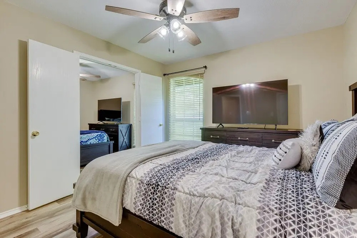 Walk to Water: Cozy Eagle Mountain Lake Home