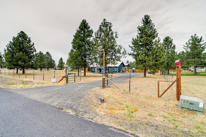 Unique Country Farmhouse Near Lake Roosevelt