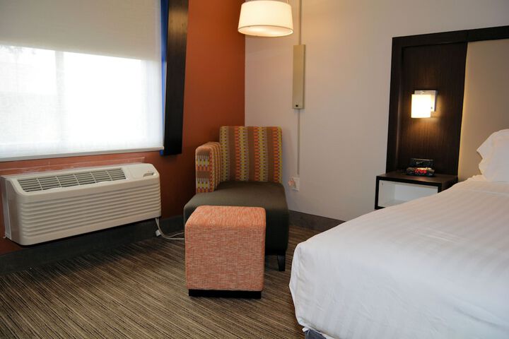 Holiday Inn Express & Suites by IHG