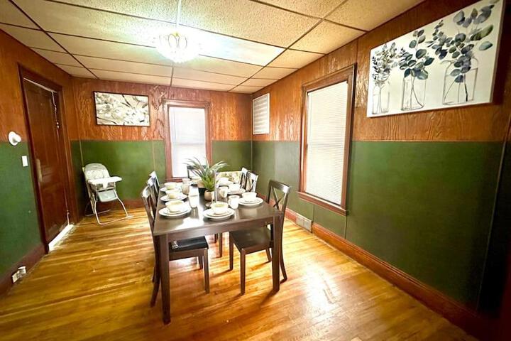 5 bedroom House King Beds 1 Bath 20 Min to Falls