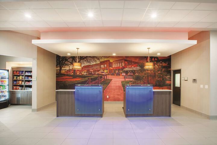 La Quinta Inn & Suites by Wyndham San Marcos Outlet Mall