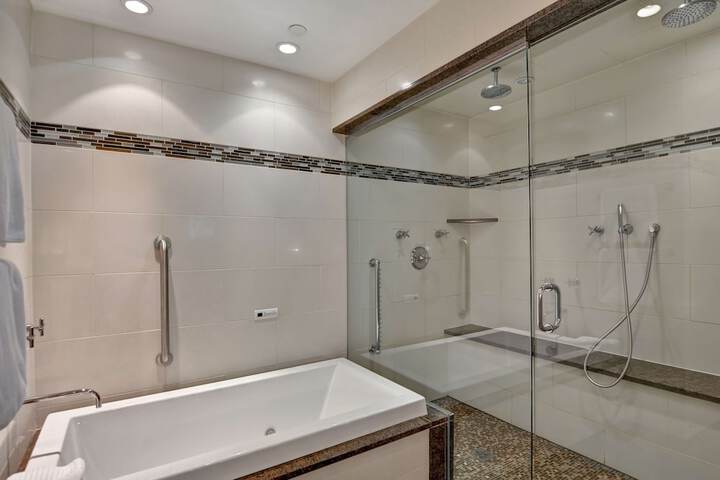 The Cincinnatian Hotel Curio Collection by Hilton