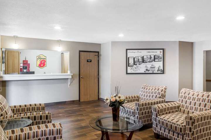 Super 8 by Wyndham Urbandale / Des Moines Area