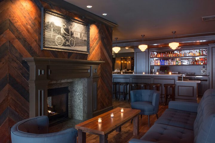 Lounge 53 of 68