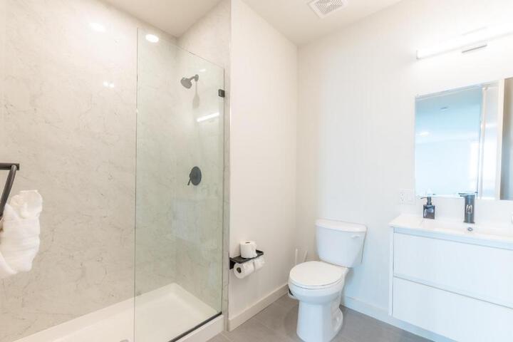Emerald Escape Free Parking, 2 Bath, Sleeps 8 Near American Dream and The Airport, King Bed and 2 Queen Beds, Washer and Dryer