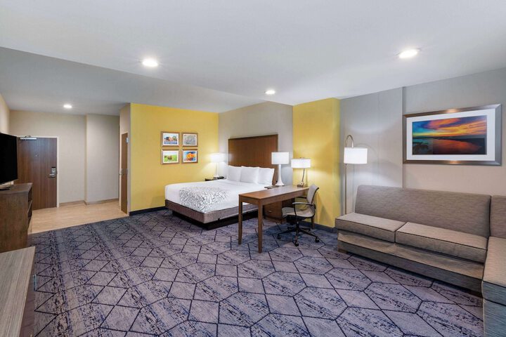 La Quinta Inn & Suites by Wyndham Round Rock near Kalahari