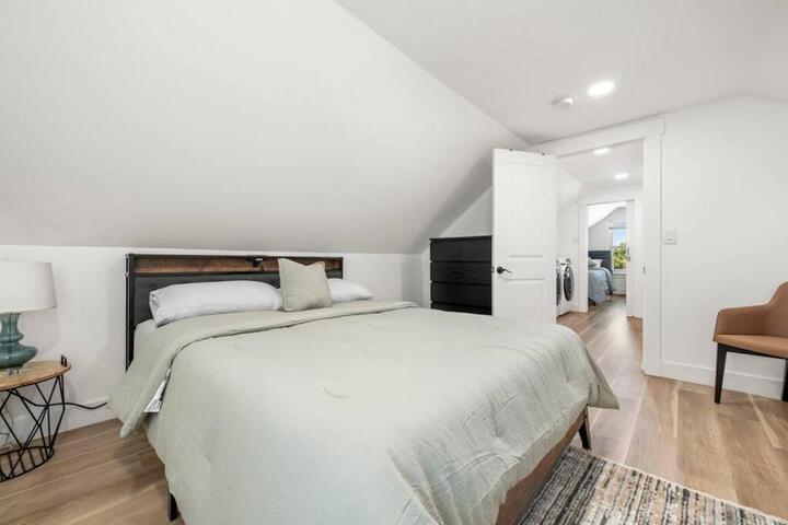 NYC Access 4BR Duplex Sleeps 10 Free Parking