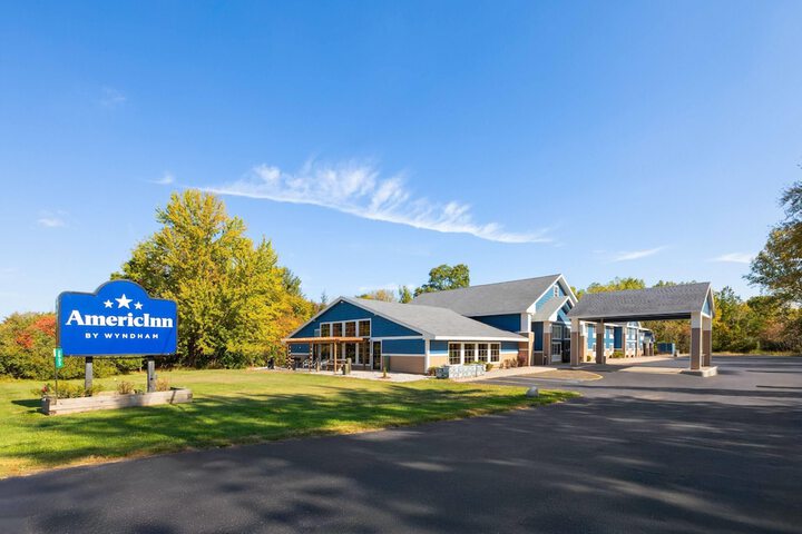 AmericInn by Wyndham Douglas / Saugatuck