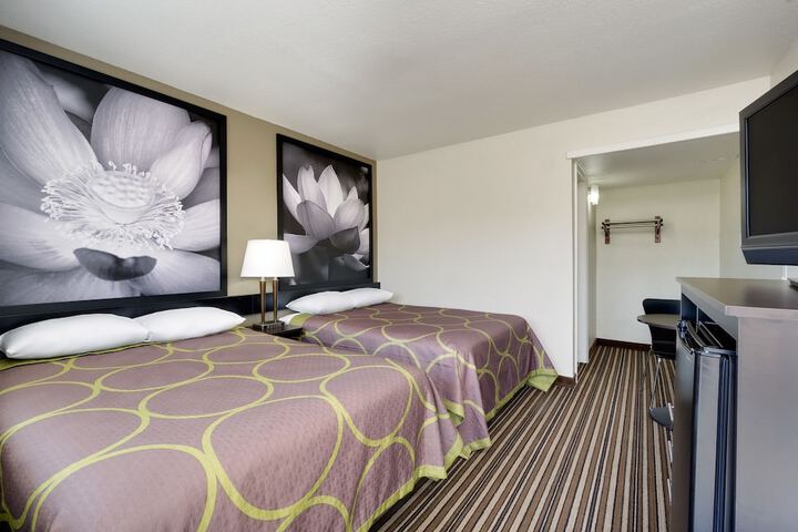 Room 6 of 18
