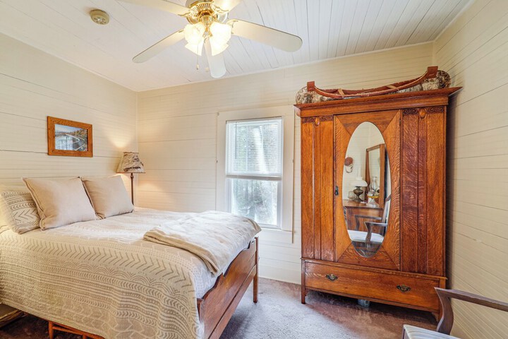Rustic Linville Falls Cottage w / Fire Pit!