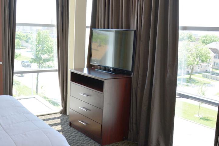 Days Inn & Suites by Wyndham Milwaukee
