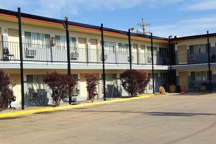 Sky-Palace Inn & Suites Hutchinson