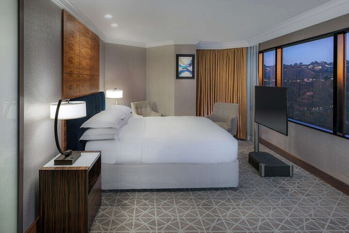 Room 27 of 83