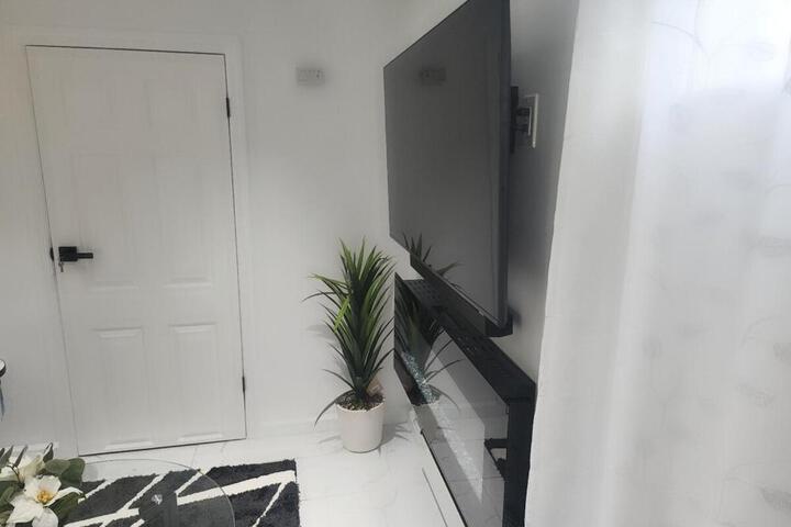 Baldwin NY 1 Bedroom Apartment Queen Size Bed