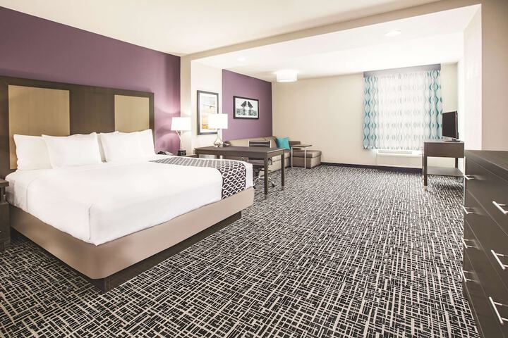La Quinta Inn & Suites by Wyndham Dallas Plano - The Colony