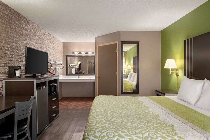Room 18 of 31