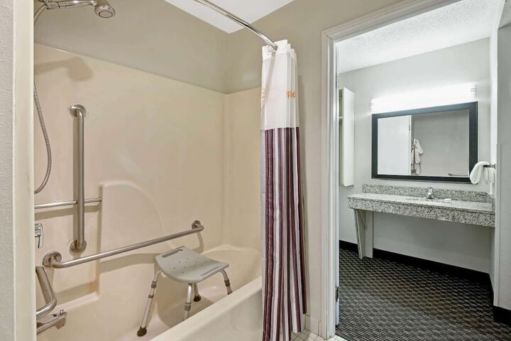Room 20 of 28