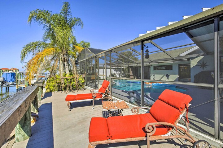 Tropical Apollo Beach House w / Pool & Dock!