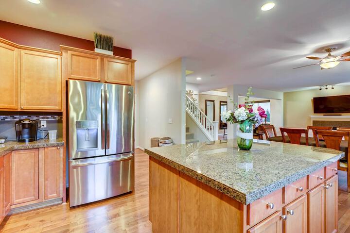 Spacious Kent Home Near Seatac Airport w / Patio