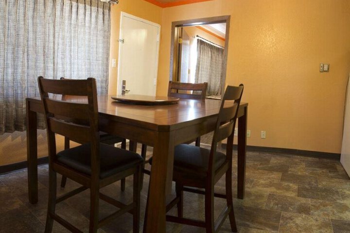 CAPITOL INN & SUITES