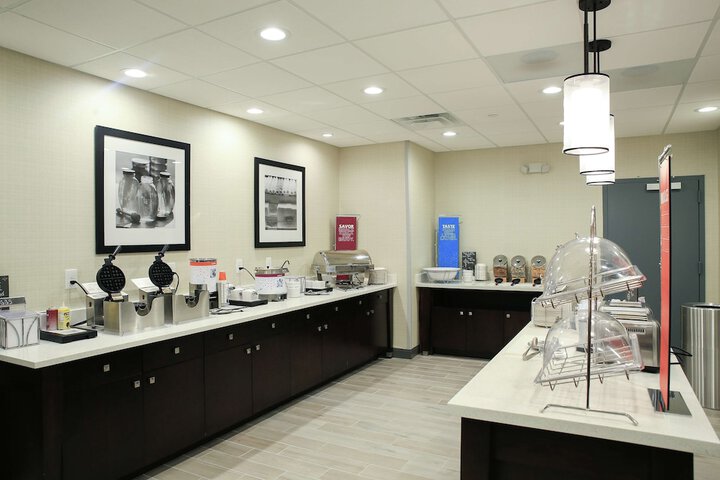 Hampton Inn & Suites Mount Laurel / Moorestown