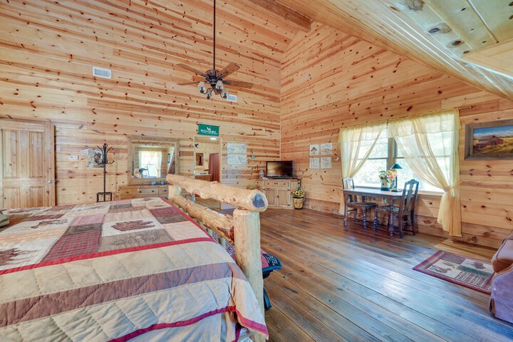 Secluded Broken Bow Cabin w / Fire Pit and Deck!