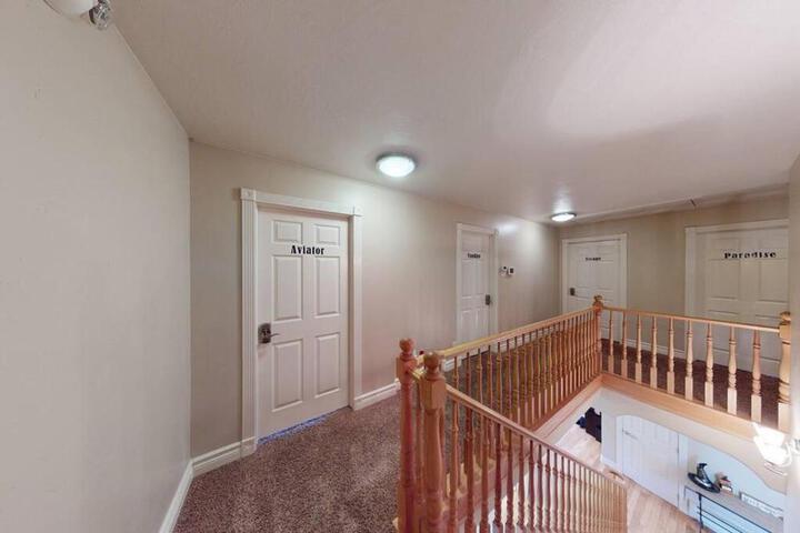 Tacit Shadow Resort Aviator Queen Suite Gym, Coffee Bar, Hot-Tub, Free Laundry, Food Available