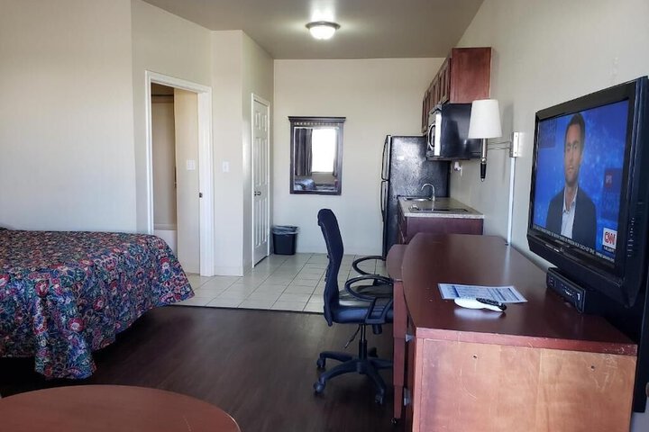 Crossroads Inn & Suites