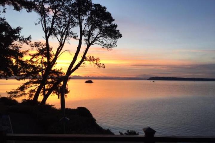 Puget Sound Chic Romantic Cottage with Private Beach Access & Gated Entry