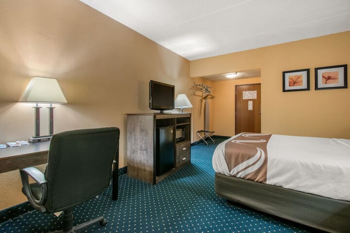 Room 11 of 32
