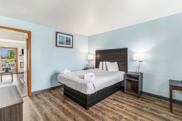 Snyders Shoreline Inn