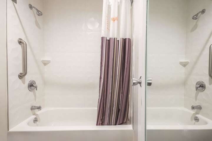 La Quinta Inn & Suites by Wyndham Hartford - Bradley Airport