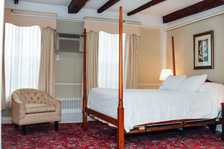 Room 10 of 28