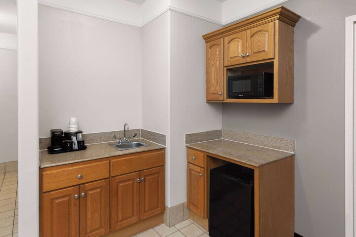 La Quinta Inn & Suites by Wyndham Deer Park