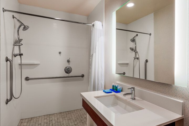 Holiday Inn Express & Suites Oroville Lake by IHG