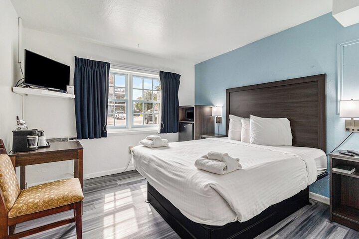 Snyders Shoreline Inn