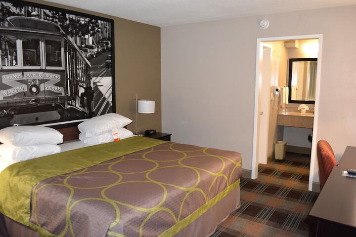 Super 8 by Wyndham Salinas