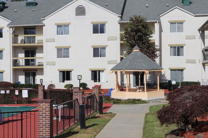 Hotel Exterior 24 of 27