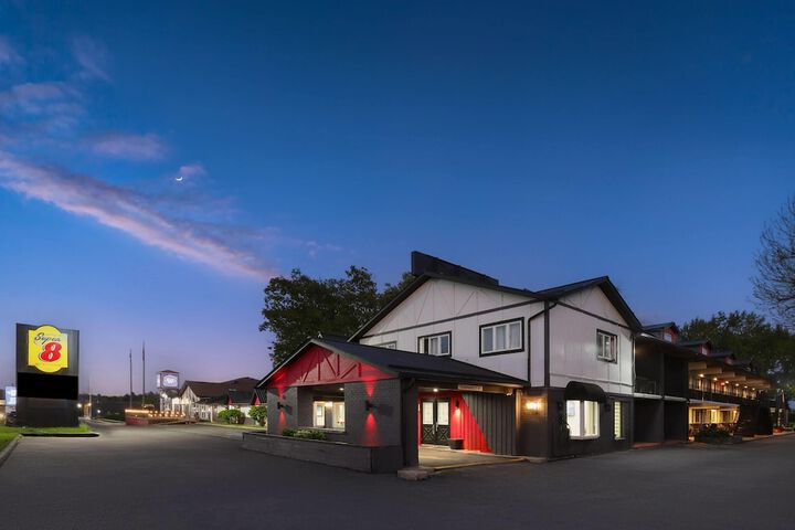 Super 8 by Wyndham Gananoque / Country Squire Resort