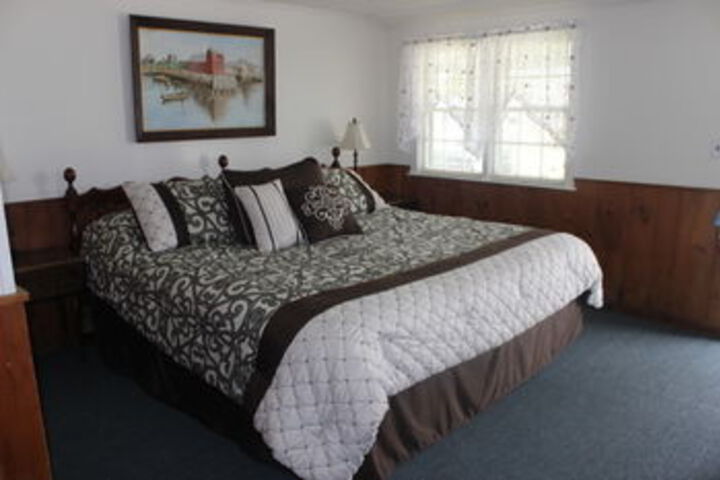 Sheas Riverside Inn & Motel