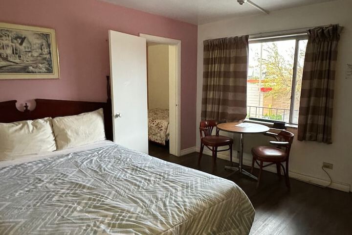Room 33 of 43