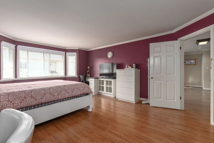 Room 6 of 30