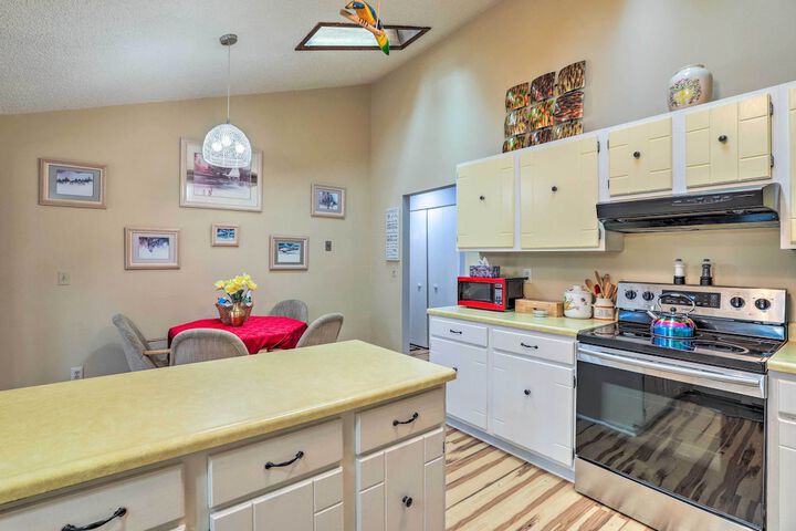 Scenic Woodland Park Cottage w / Deck + Grill!