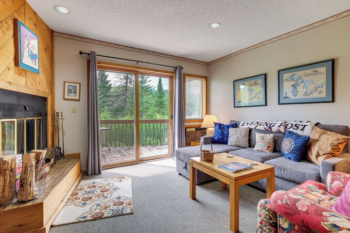 Condo on First Green w / Deck at Schuss Mountain!