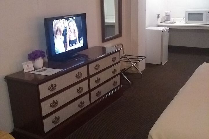 Room 9 of 16