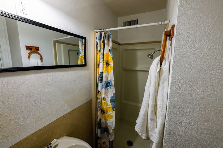 Room 8 of 16