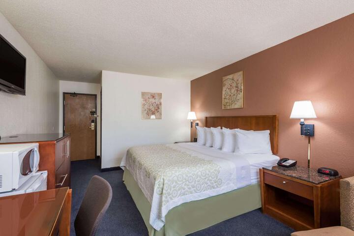 Days Inn by Wyndham Greenfield