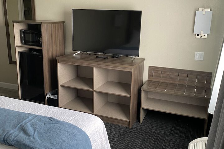 Room 8 of 16