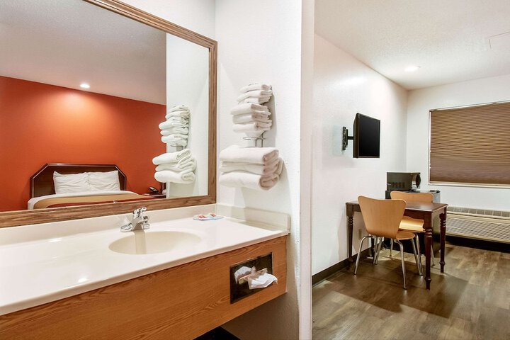 Room 11 of 28