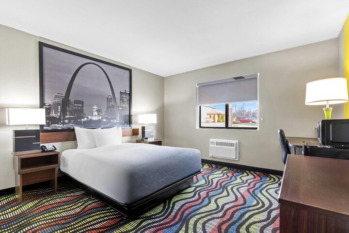 Super 8 by Wyndham Farmington